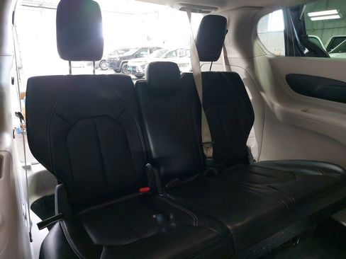 Used 2024 Chrysler Pacifica Touring-L image 12