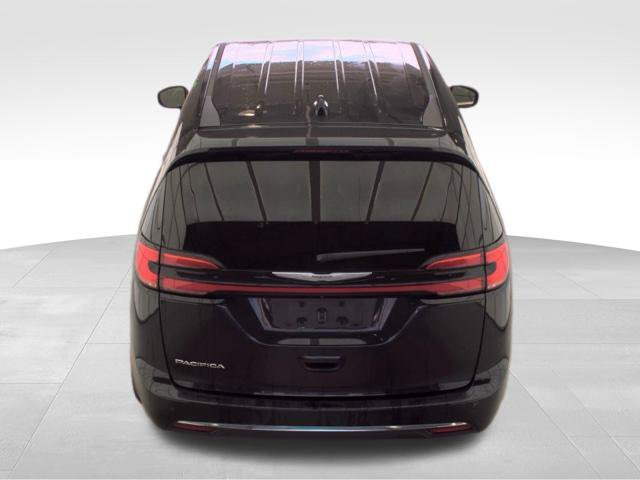 Used 2023 Chrysler Pacifica Touring-L FWD image 7