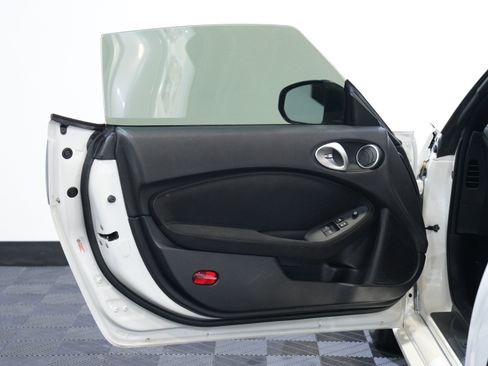 Used 2016 Nissan 370Z Touring RWD image 20