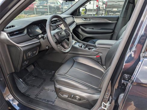 Used 2024 Jeep Grand Cherokee Limited w/ Luxury Tech Group II image 15