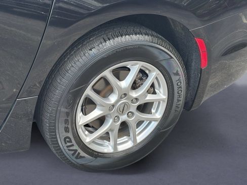 Used 2023 Chrysler Pacifica Touring-L FWD image 9