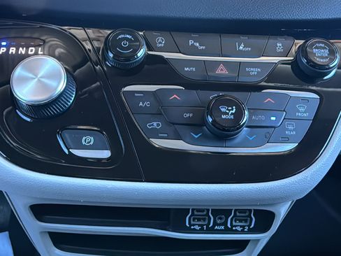 Used 2023 Chrysler Pacifica Touring-L image 26