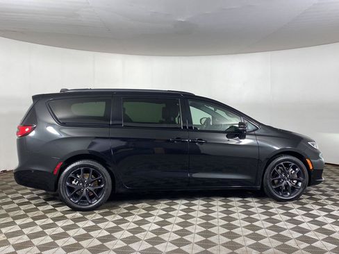 Used 2022 Chrysler Pacifica Limited w/ S Appearance Package AWD/4WD image 7