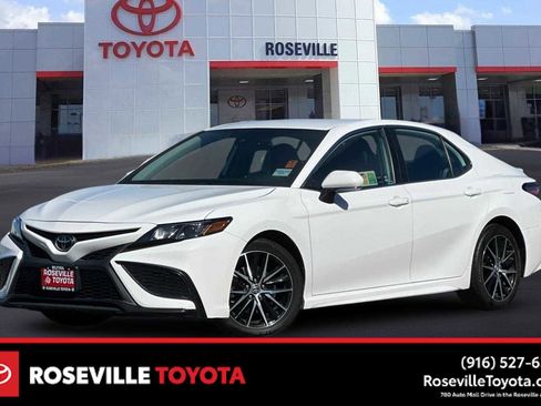 Used 2023 Toyota Camry SE image 1