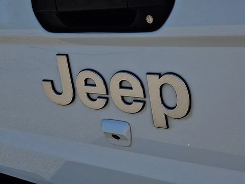 Used 2020 Jeep Gladiator Overland AWD/4WD image 34