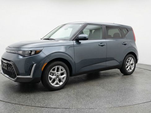 Used 2025 Kia Soul LX w/ LX Technology Package FWD image 3