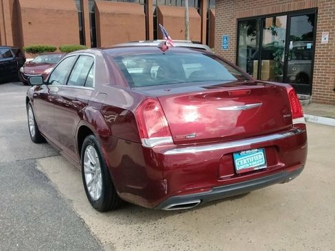 Used 2018 Chrysler 300 Touring w/ Driver Convenience Group RWD image 2