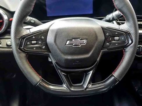 Used 2025 Chevrolet Trax RS w/ Sunroof Package FWD image 19