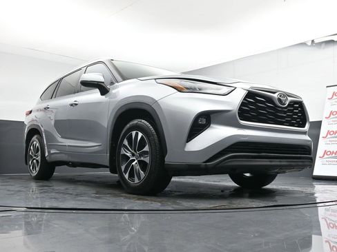 Used 2020 Toyota Highlander XLE image 18