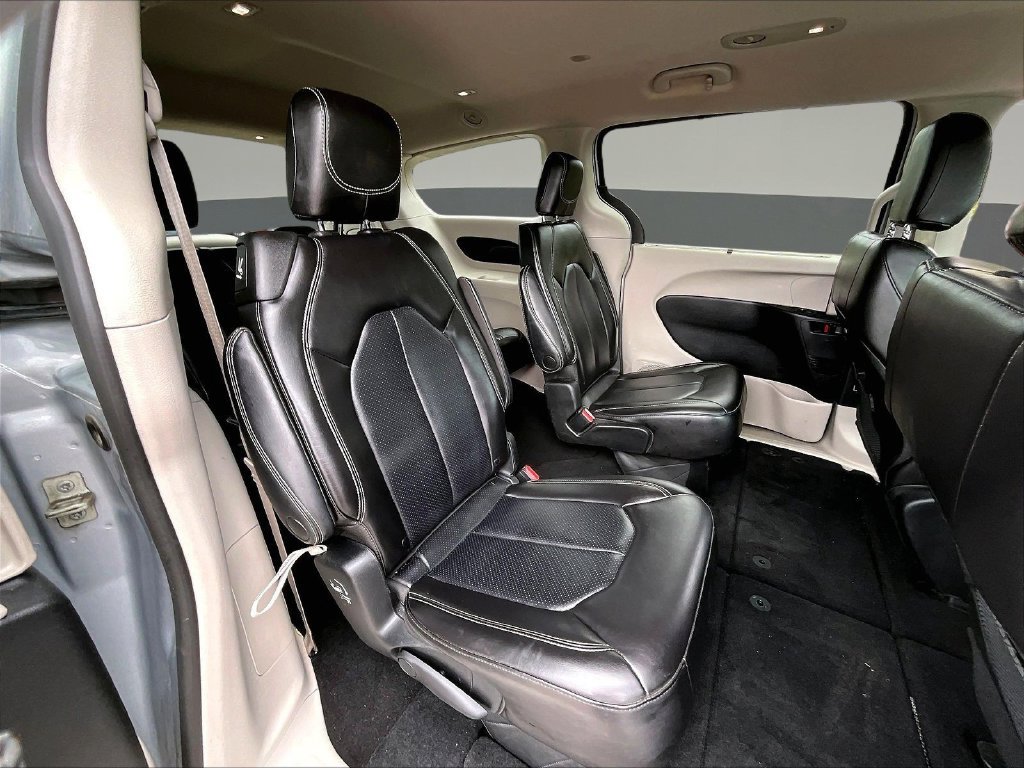 Used 2023 Chrysler Pacifica Touring-L FWD image 28