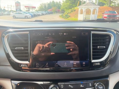 Used 2024 Chrysler Pacifica Touring-L FWD image 19