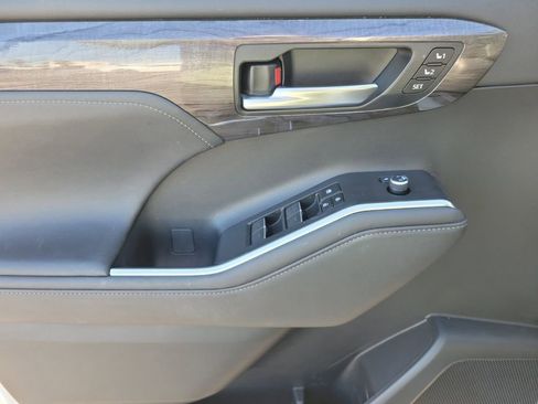 Used 2023 Toyota Highlander Limited image 15