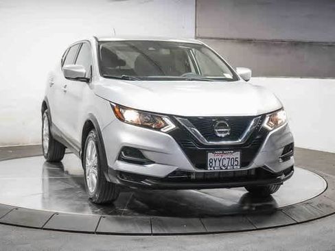 Used 2021 Nissan Rogue Sport S image 2