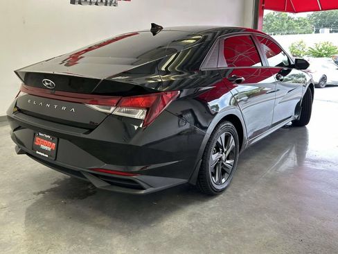 Used 2023 Hyundai Elantra SEL FWD image 3