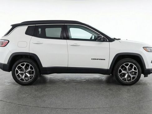 Used 2025 Jeep Compass Limited image 11