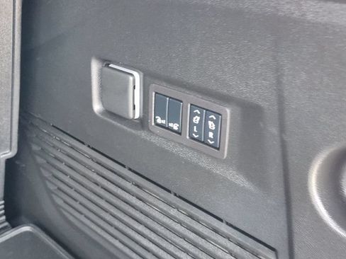 Used 2024 GMC Yukon SLT w/ SLT Luxury Package RWD image 35