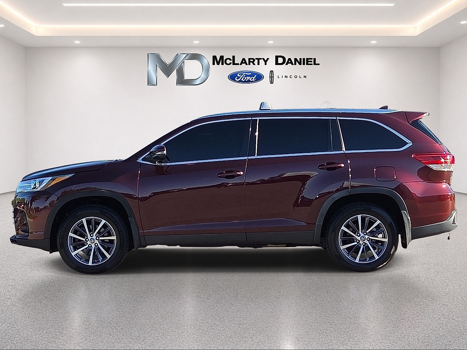 Used 2019 Toyota Highlander XLE FWD image 3