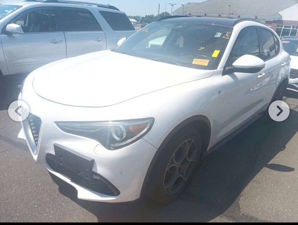 Used 2023 Alfa Romeo Stelvio Ti AWD/4WD image 2