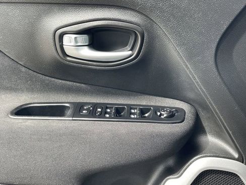 Used 2019 Jeep Renegade Latitude FWD image 19