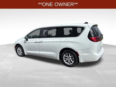 Used 2023 Chrysler Pacifica Touring FWD image 4