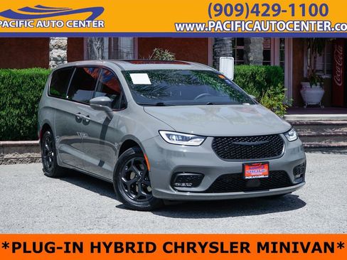 Used 2022 Chrysler Pacifica Limited w/ S Appearance Package FWD image 1