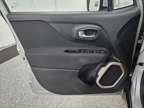 Used 2015 Jeep Renegade Latitude AWD/4WD image 14