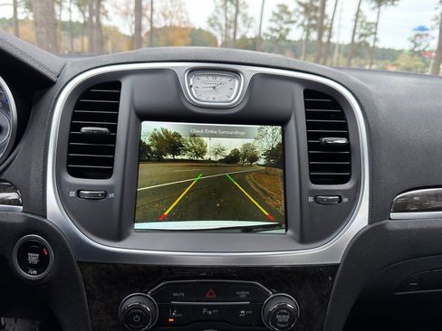 Used 2022 Chrysler 300 Touring L w/ Safetytec Plus Group image 4