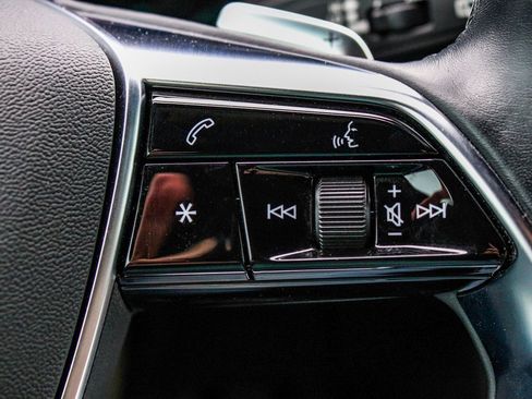 Used 2022 Audi e-tron Premium w/ Convenience Plus Package image 29