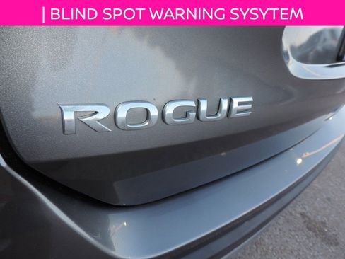 Used 2018 Nissan Rogue SV image 12