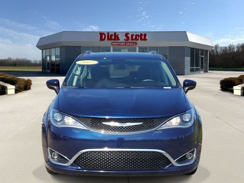 Used 2017 Chrysler Pacifica Touring Plus w/ Tire & Wheel Group FWD image 2