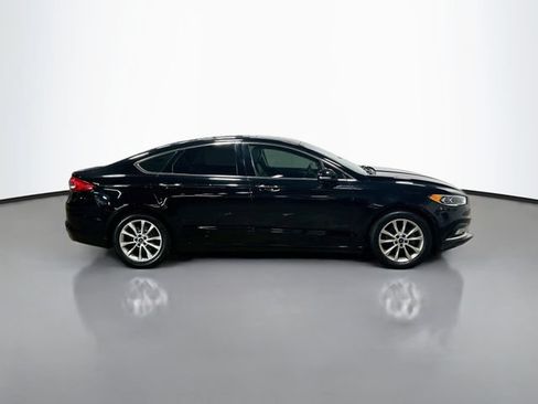 Used 2017 Ford Fusion SE w/ Fusion SE Technology Package FWD image 5