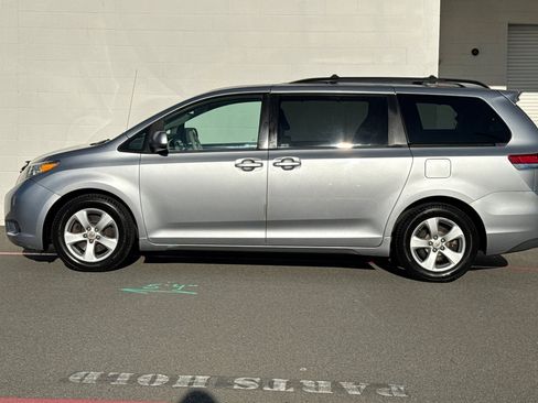 Used 2012 Toyota Sienna LE image 2