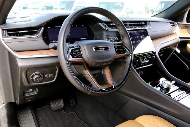 Used 2024 Jeep Grand Cherokee L Summit w/ Luxury Tech Group V AWD/4WD image 9