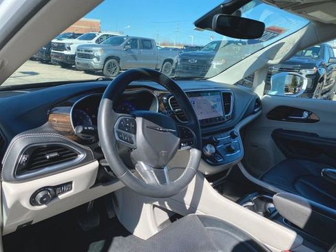 Used 2022 Chrysler Pacifica Limited image 10
