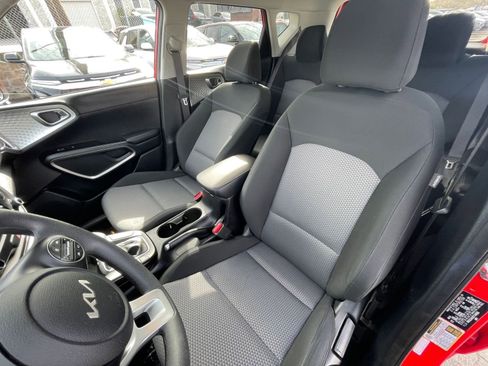Used 2025 Kia Soul LX w/ LX Technology Package image 34