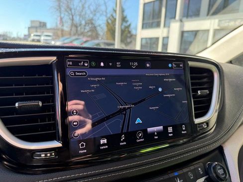 Used 2022 Chrysler Pacifica Touring-L w/ Uconnect Theater Family Group image 34