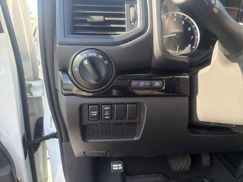 Used 2024 Nissan Titan SV w/ SV Convenience Package image 32