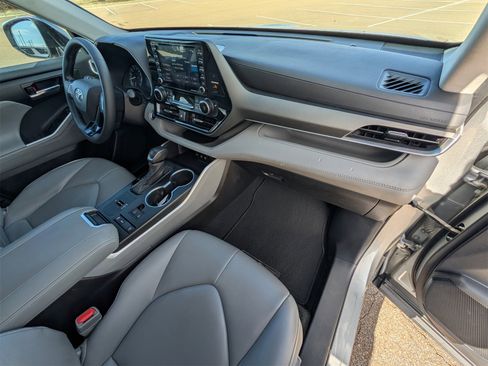 Used 2021 Toyota Highlander XLE image 28