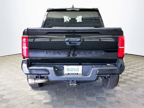 Certified 2025 Toyota Tacoma TRD Off-Road AWD/4WD image 7