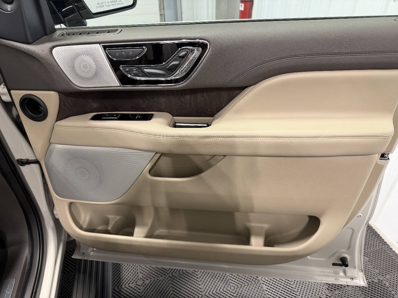 Used 2022 Lincoln Navigator L Reserve AWD/4WD image 25