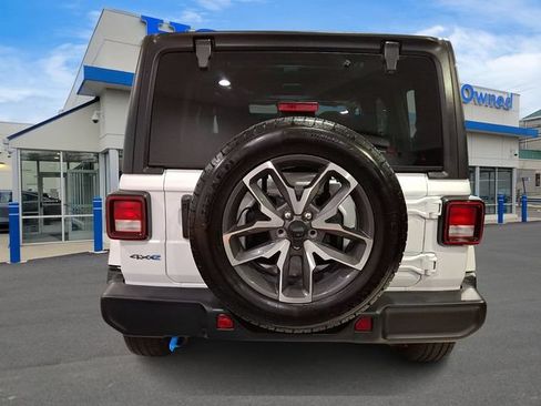 Used 2024 Jeep Wrangler Unlimited w/ Convenience Group AWD/4WD image 7