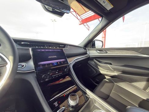 Certified 2025 Jeep Grand Cherokee L Limited w/ Black Appearance Package image 21