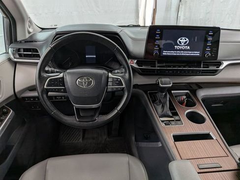 Used 2022 Toyota Sienna XLE w/ XLE Plus Package FWD image 27