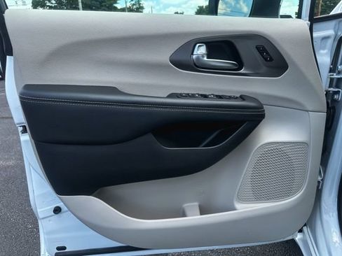 Used 2023 Chrysler Pacifica Touring-L FWD image 14