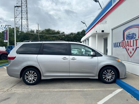 Used 2018 Toyota Sienna XLE FWD image 25