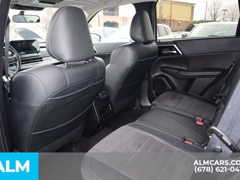 Used 2024 Mitsubishi Outlander SE image 18