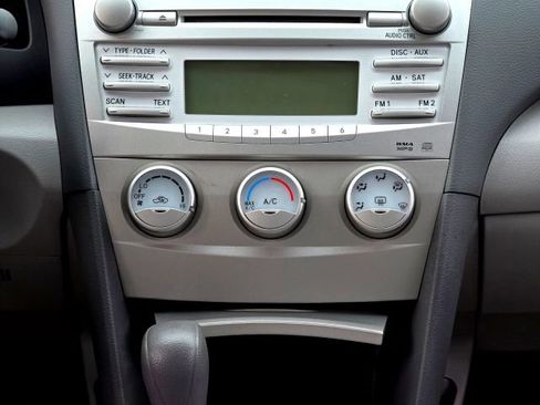 Used 2011 Toyota Camry LE image 19