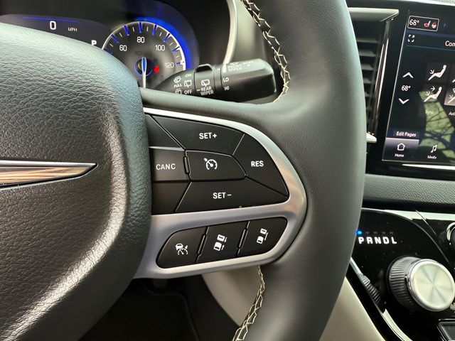 Used 2024 Chrysler Pacifica Touring-L FWD image 17