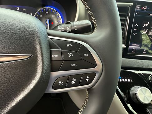 Used 2024 Chrysler Pacifica Touring-L FWD image 17
