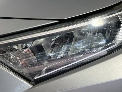 Used 2020 Toyota RAV4 XLE FWD image 12